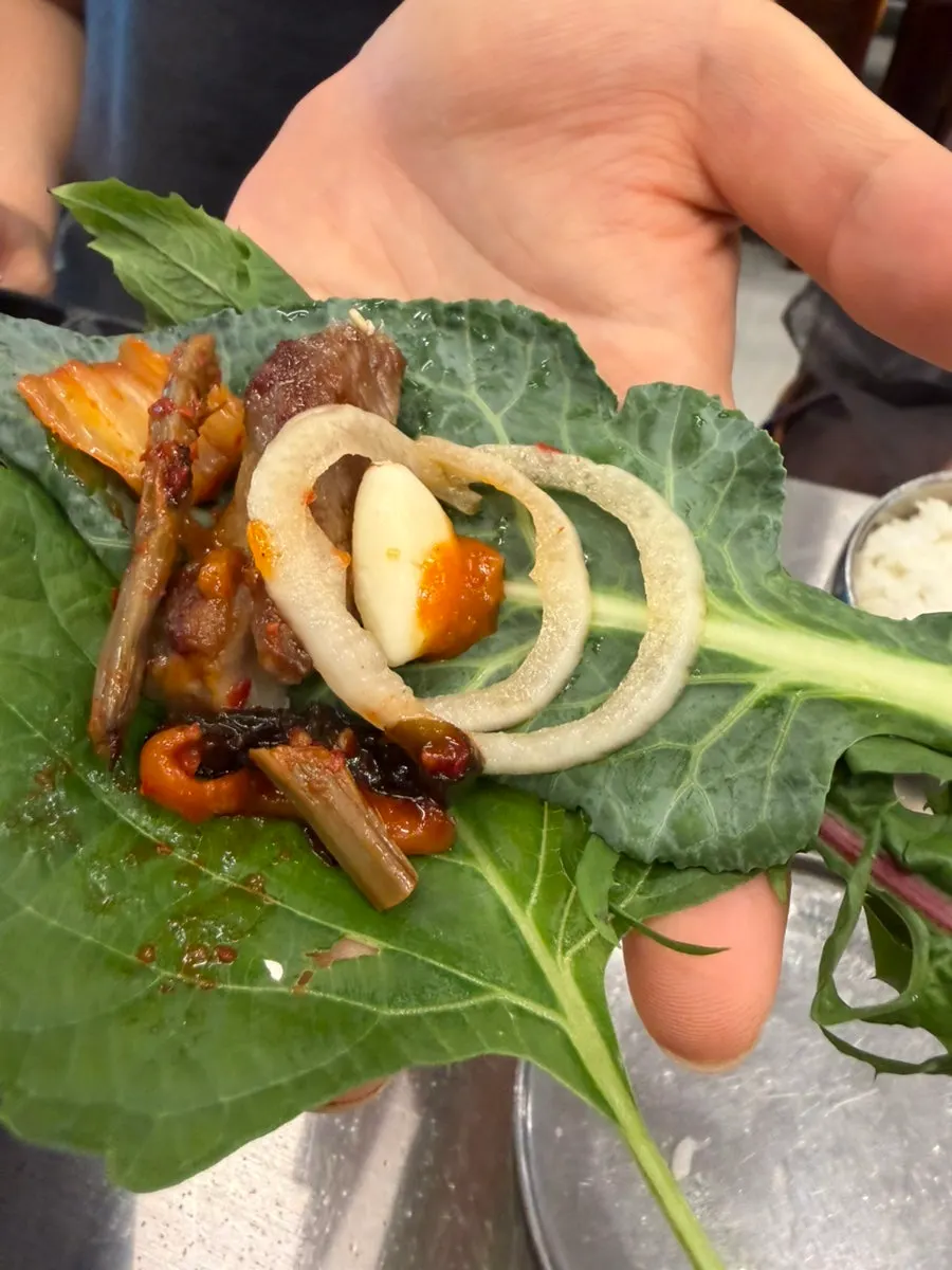 쌈채소에 올린 삼겹살 쌈