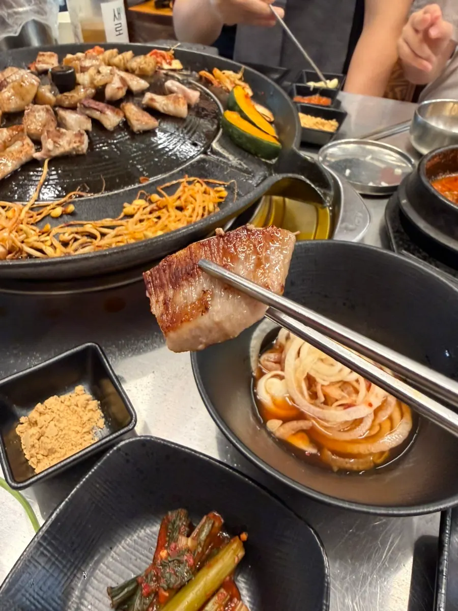 솥뚜껑에 올린 항정살과 껍데기