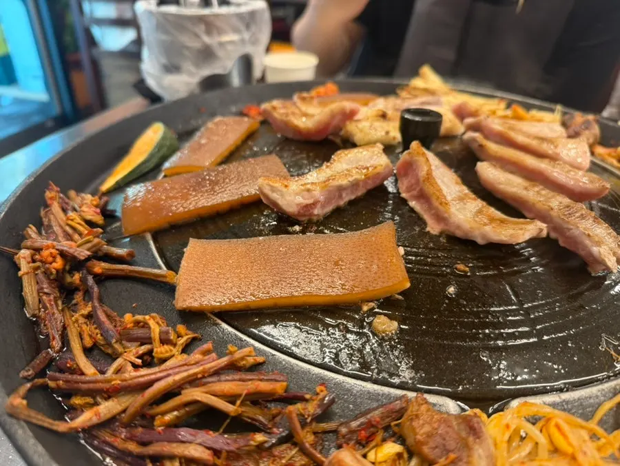 손질해 배열해준 항정살 구이