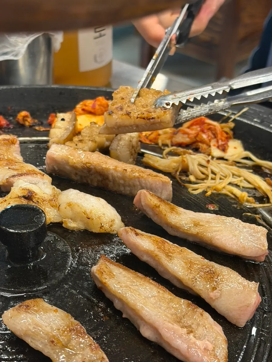 지방이 촘촘한 항정살 한 점
