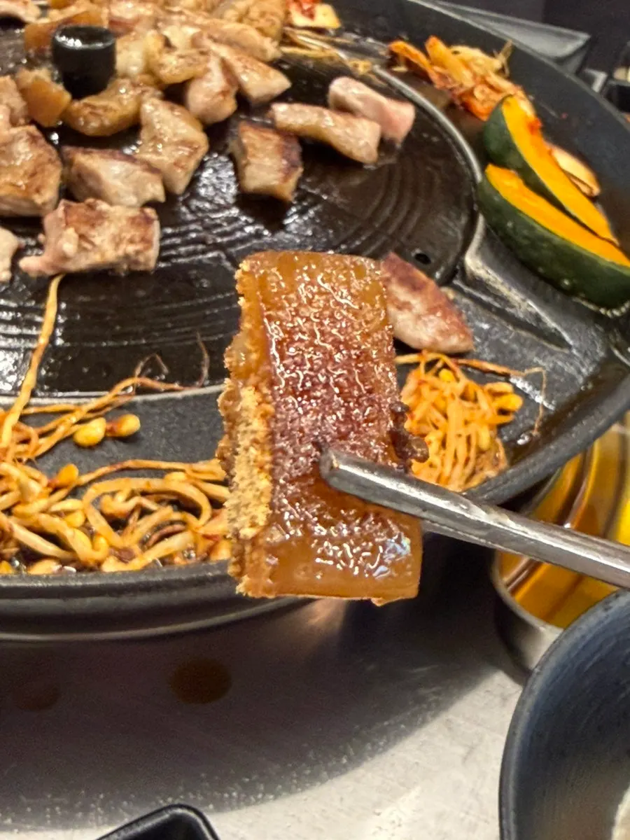 노릇하게 구운 돼지껍데기