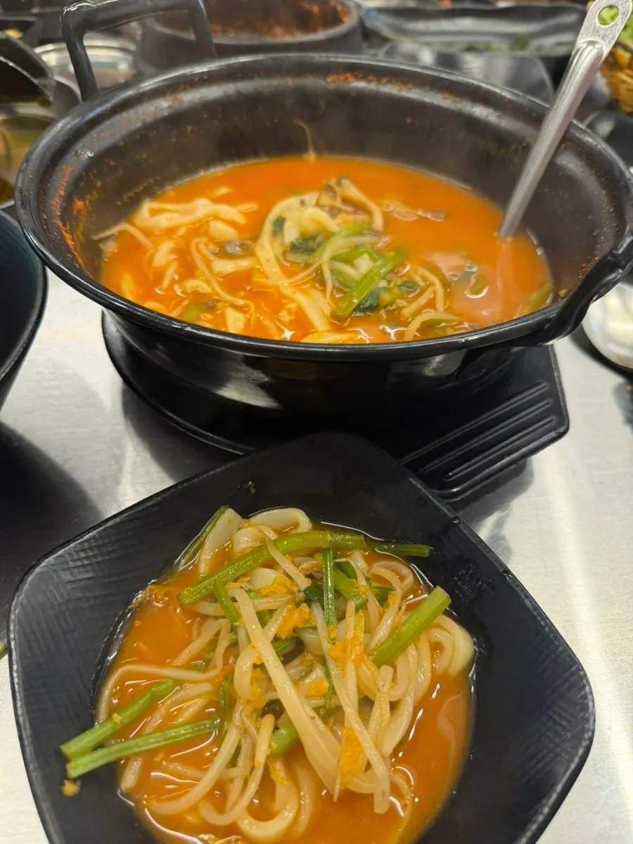 얼큰 미나리 칼국수 한 그릇