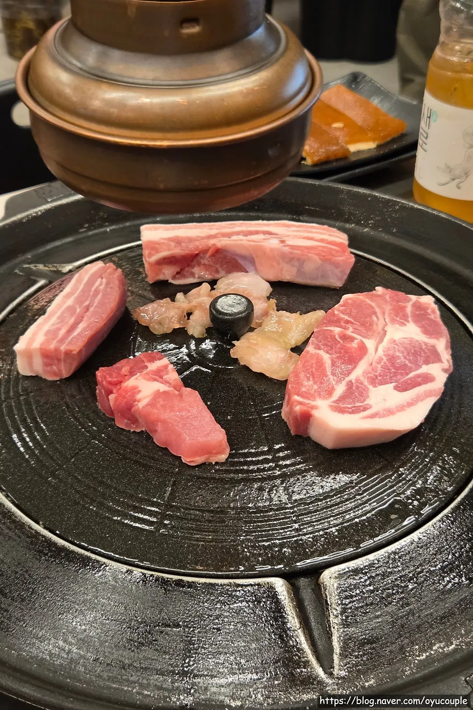 솥뚜껑 위에 올린 삼겹살