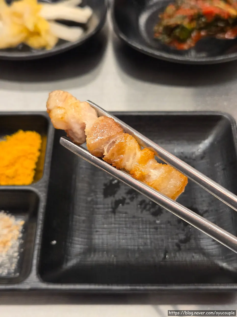 노릇하게 구워진 삼겹살 한 점