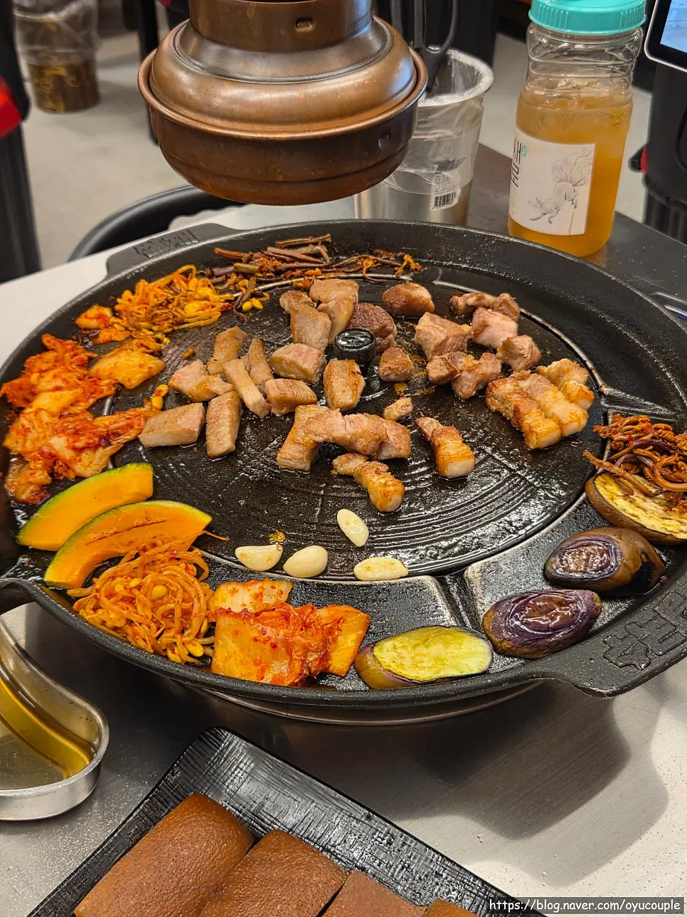 육즙 가득한 솥뚜껑 구이 삼겹살