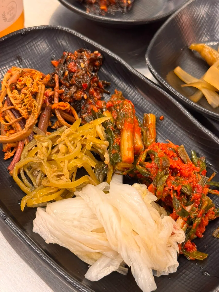 깔끔하게 정돈된 셀프바 반찬