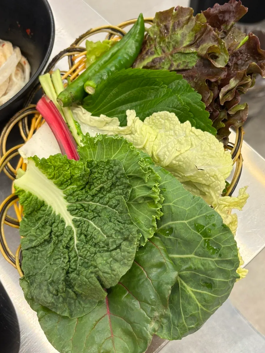 김치와 콩나물이 담긴 반찬 코너