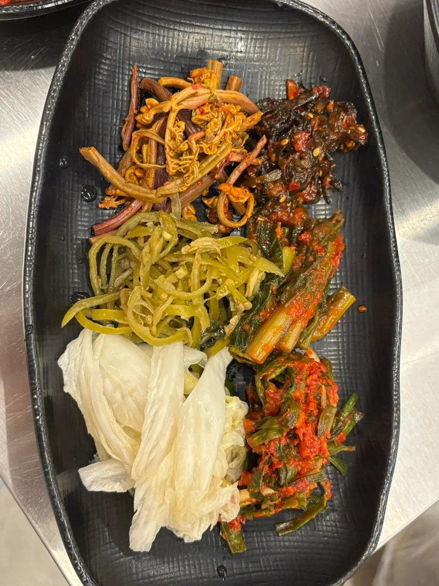 테이블에 차려진 푸짐한 밑반찬