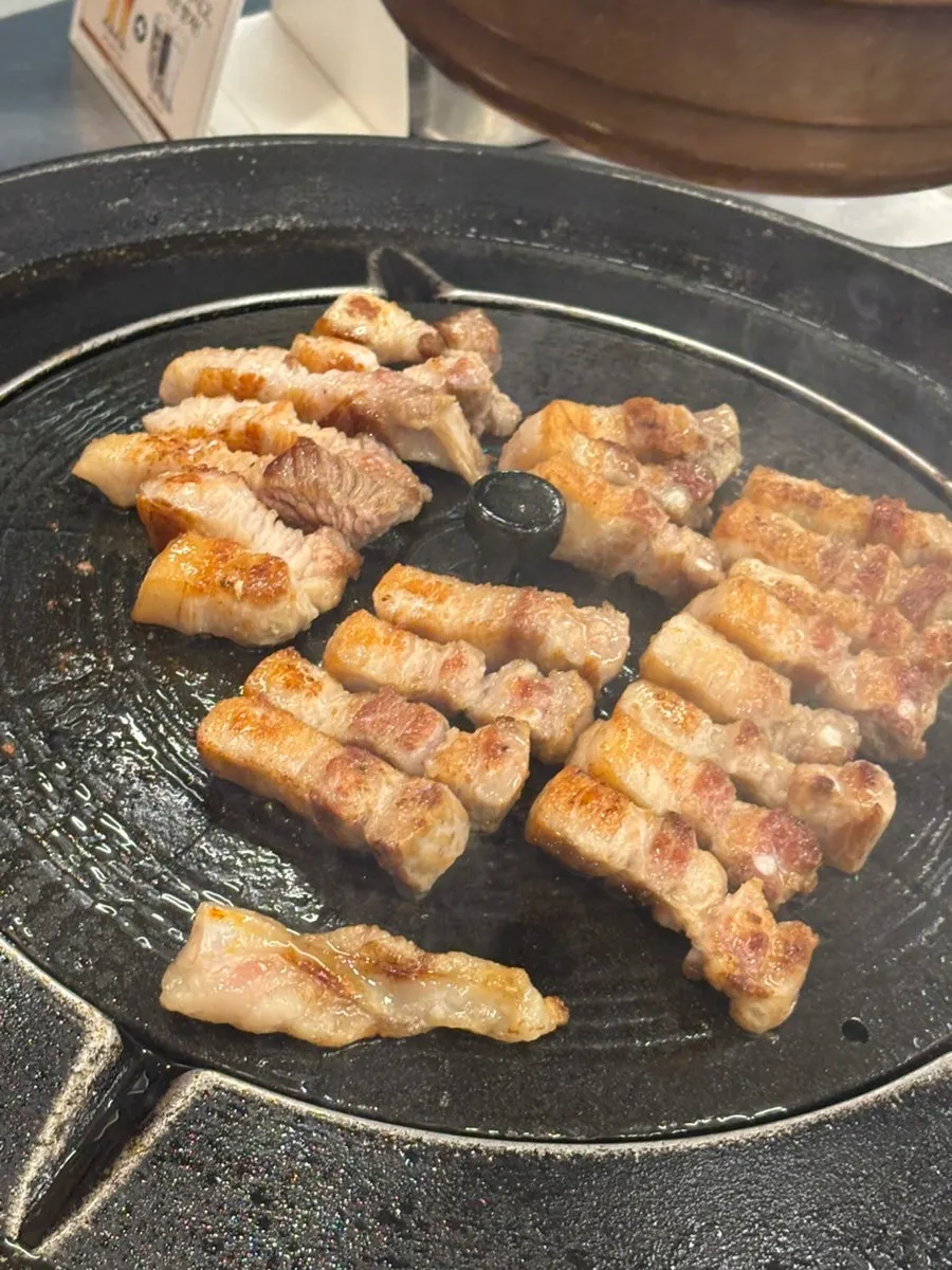 노릇하게 익어가는 삼겹살