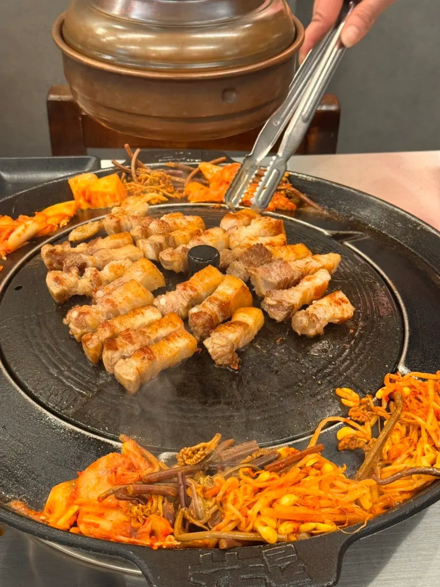 다 익은 삼겹살과 구운 콩나물