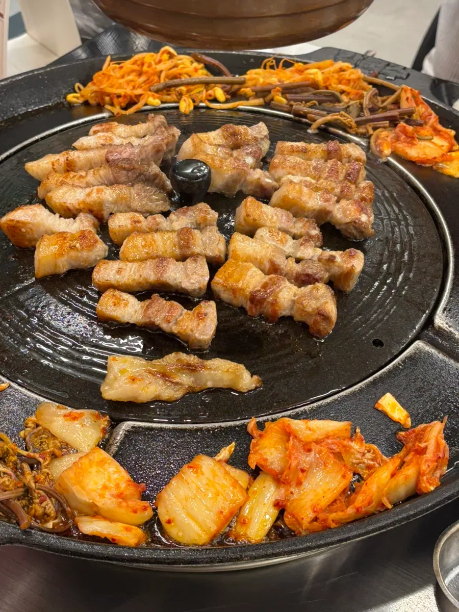 자양동 솥뚜껑 삼겹살 구이 상차림
