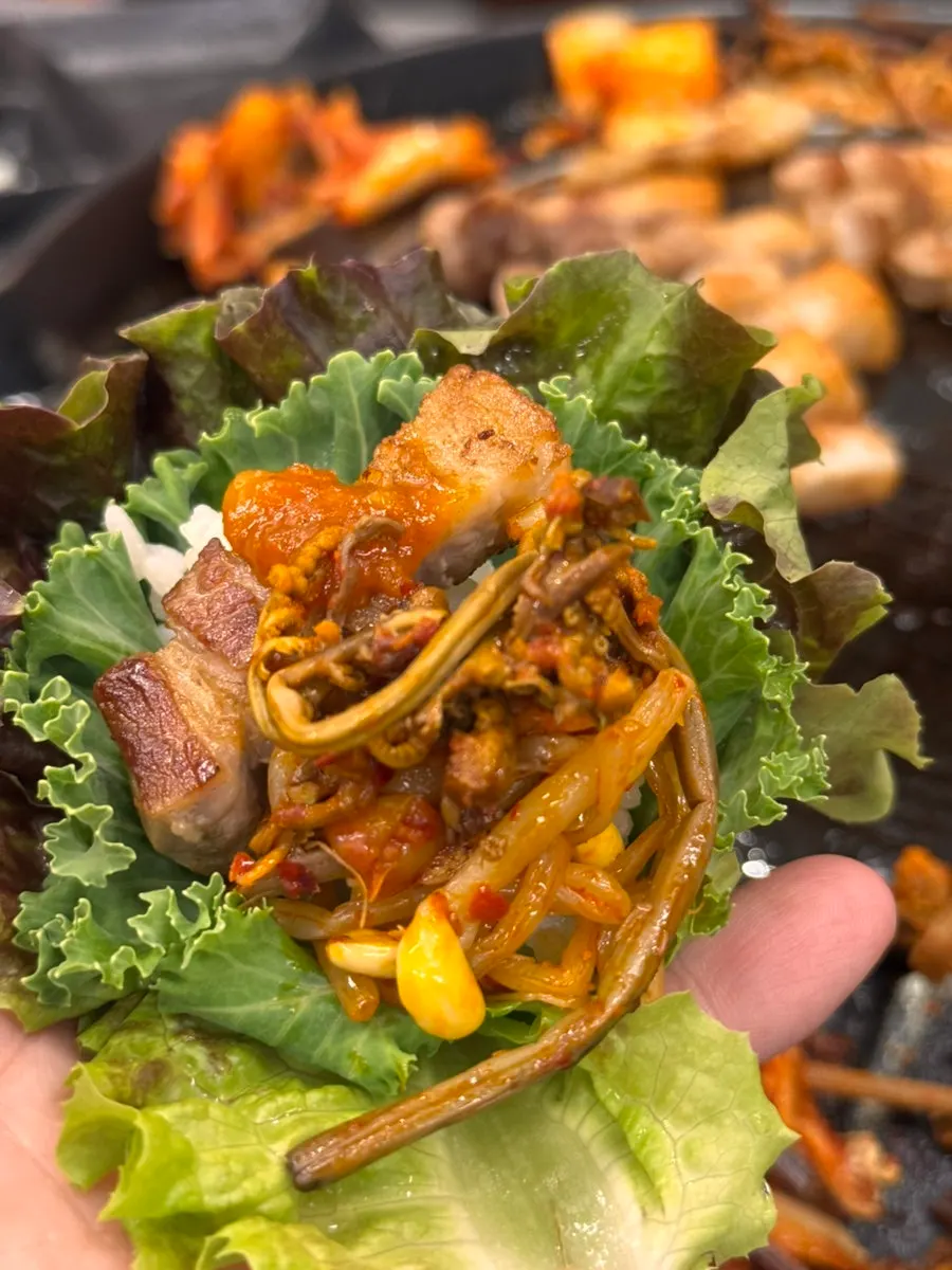 쌈채소에 올린 삼겹살 쌈