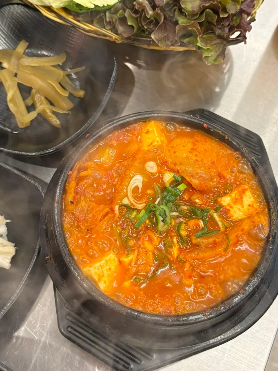 고기가 듬뿍 들어간 김치찌개