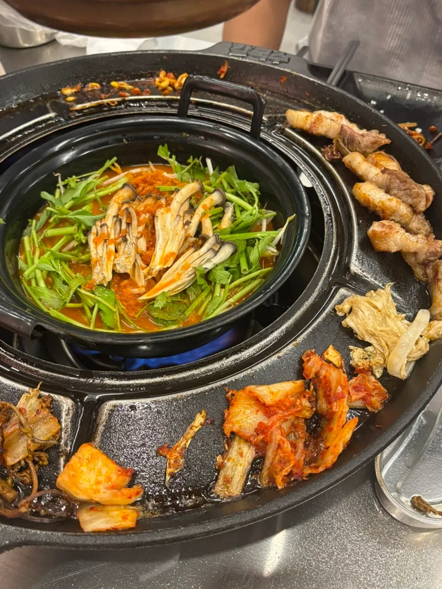 사이드로 주문한 칼국수 한 그릇