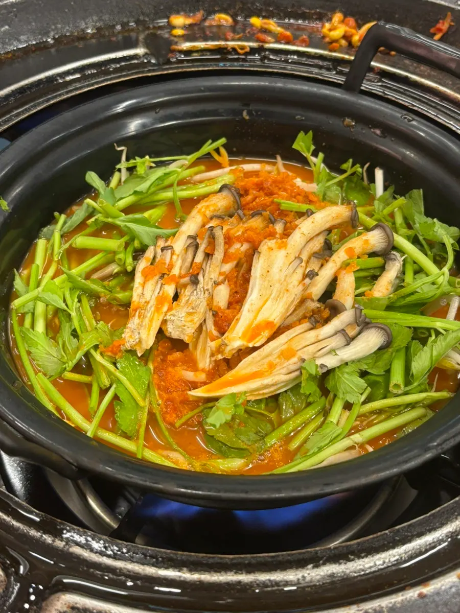 얼큰미나리 칼국수 국물과 면