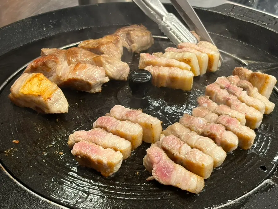 Golden brown iron-lid pork belly cooking