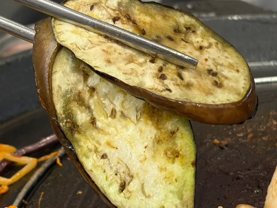 Eggplant grilled together on the iron lid