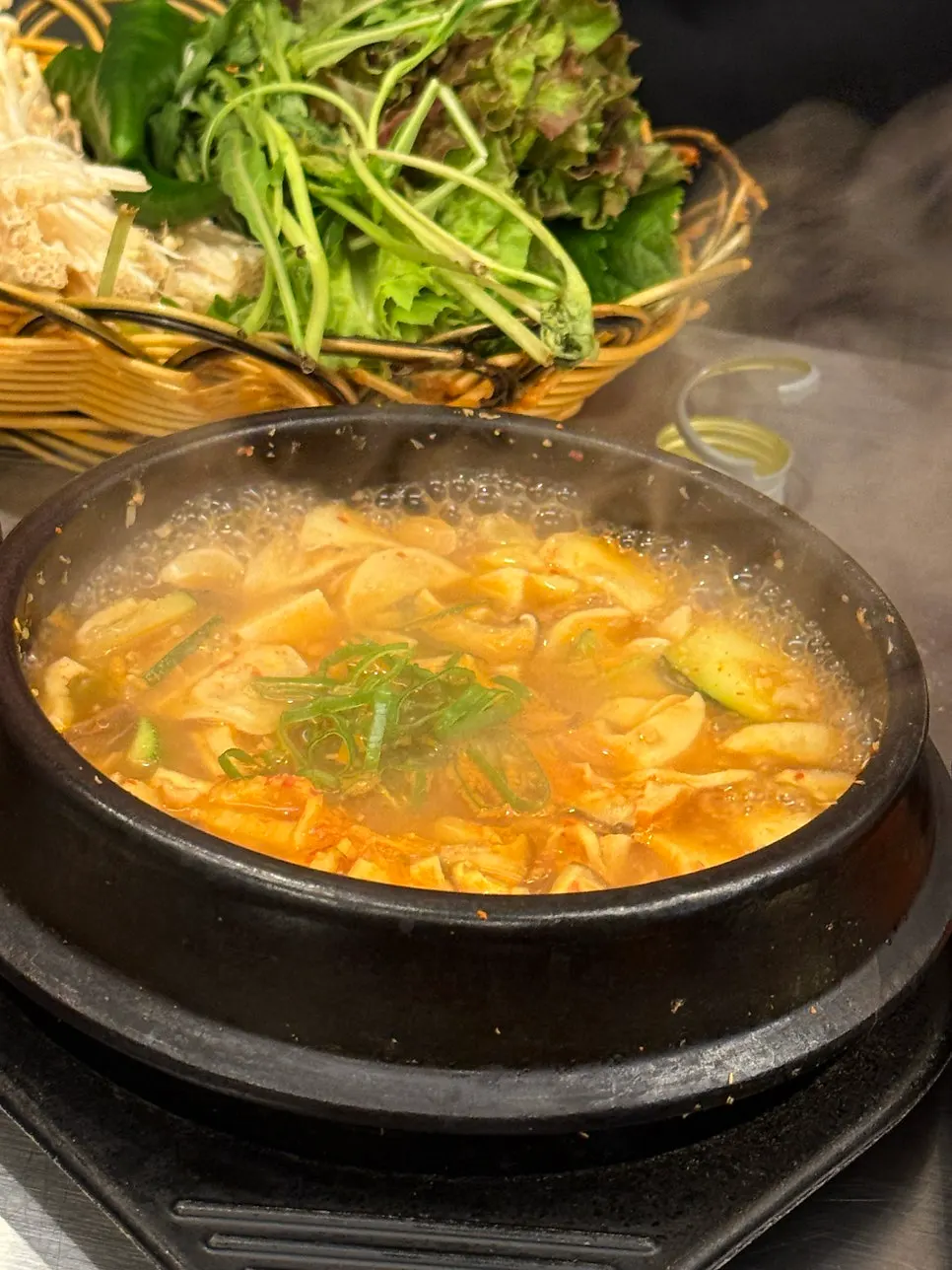 쌈채소에 올려 먹는 구운 삼겹살 한 점