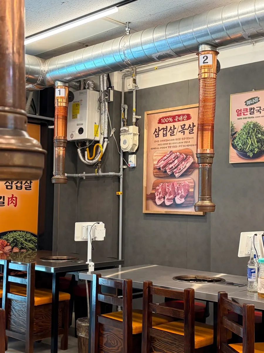 쌈채소와 반찬을 가져다 먹는 셀프바