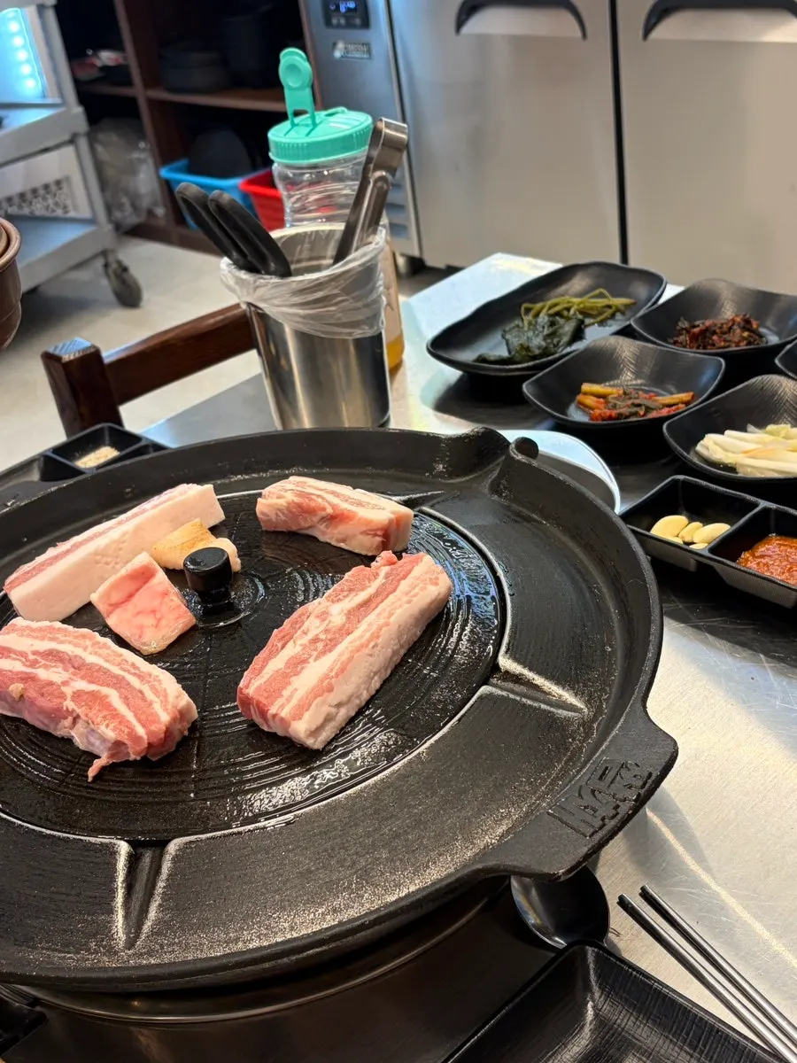 쌈채소를 담아 차린 테이블 세팅