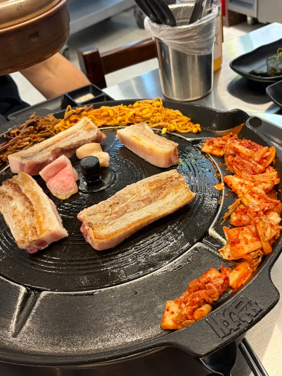 삼겹살 주변에 올린 김치 콩나물 고사리