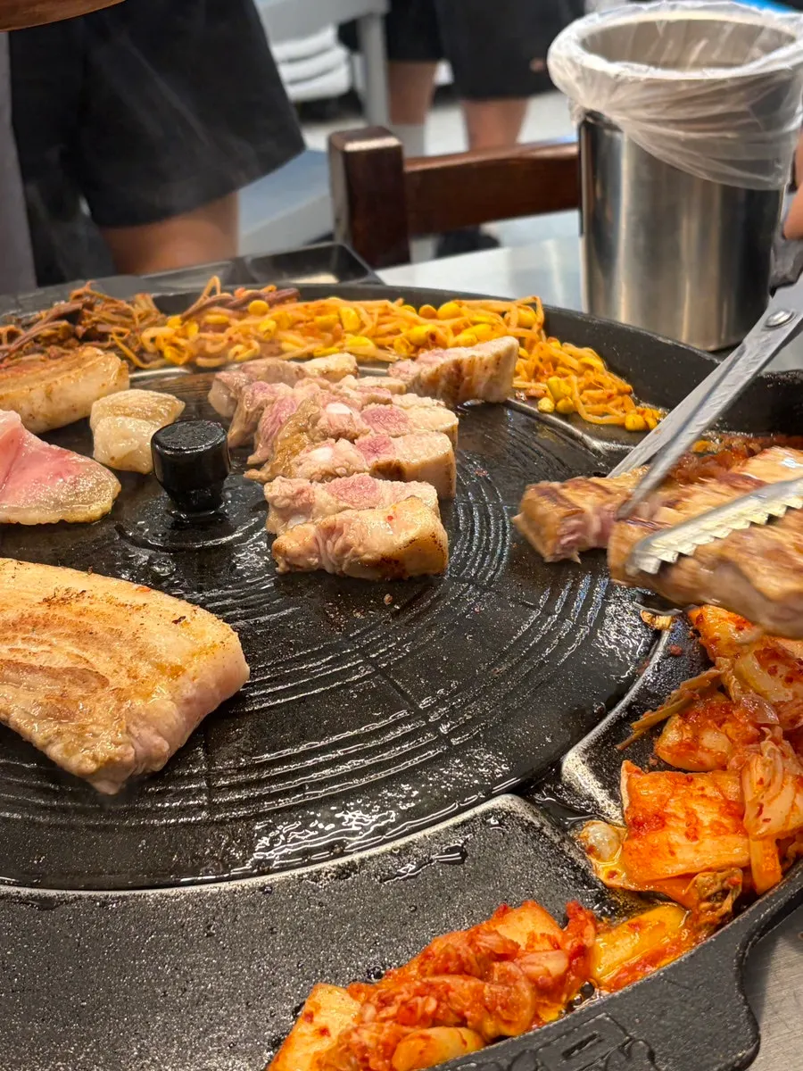 기름이 스며든 솥뚜껑 구이 김치와 고사리