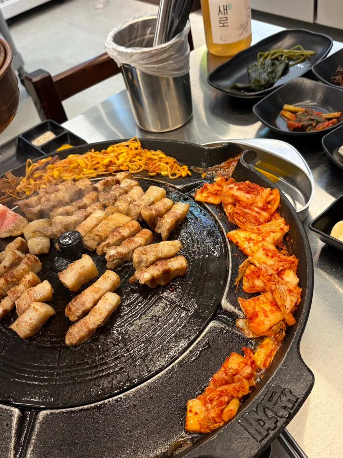 노릇하게 익어가는 솥뚜껑 삼겹살