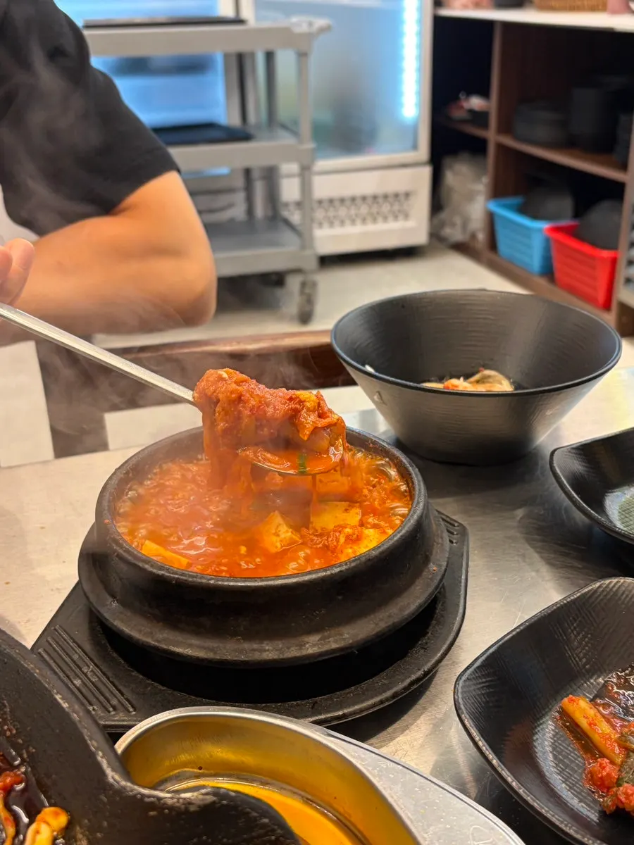 깻잎에 콩나물과 김치를 올린 쌈