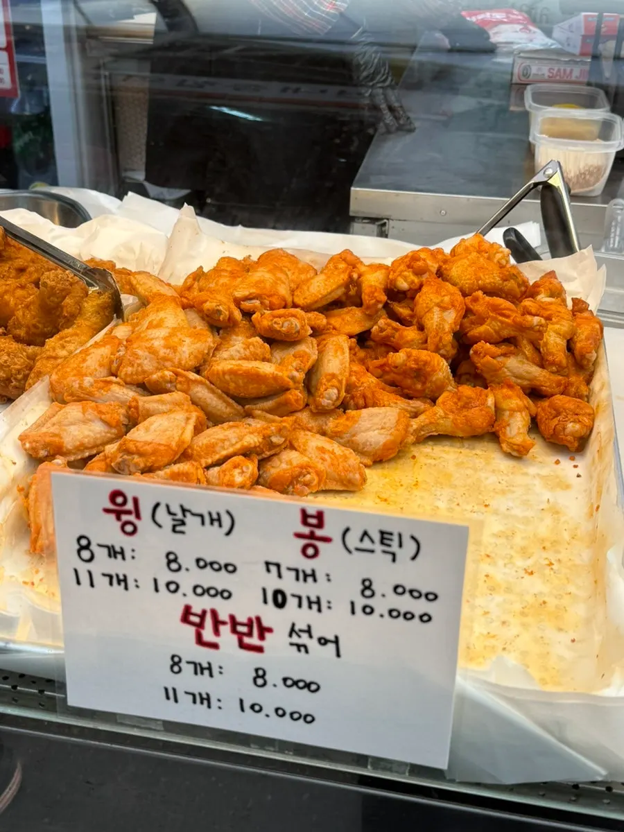 자양시장 김씨치킨 매장 앞 메뉴판과 가격표