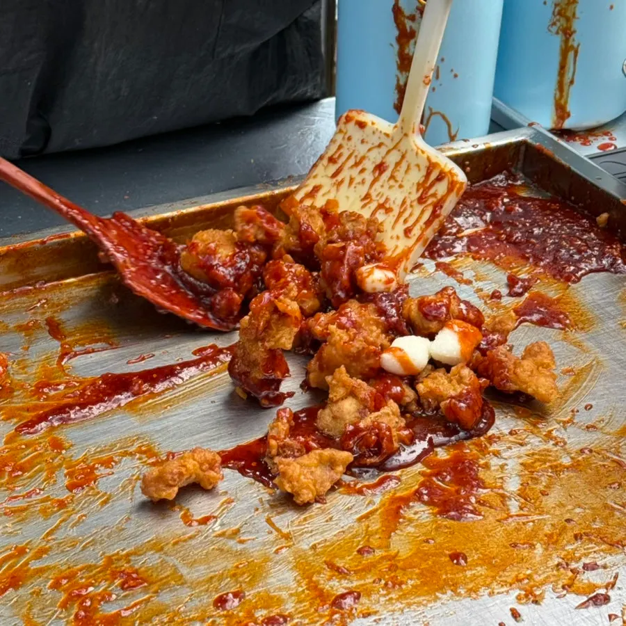 중간매운맛 양념에 버무려지는 닭강정
