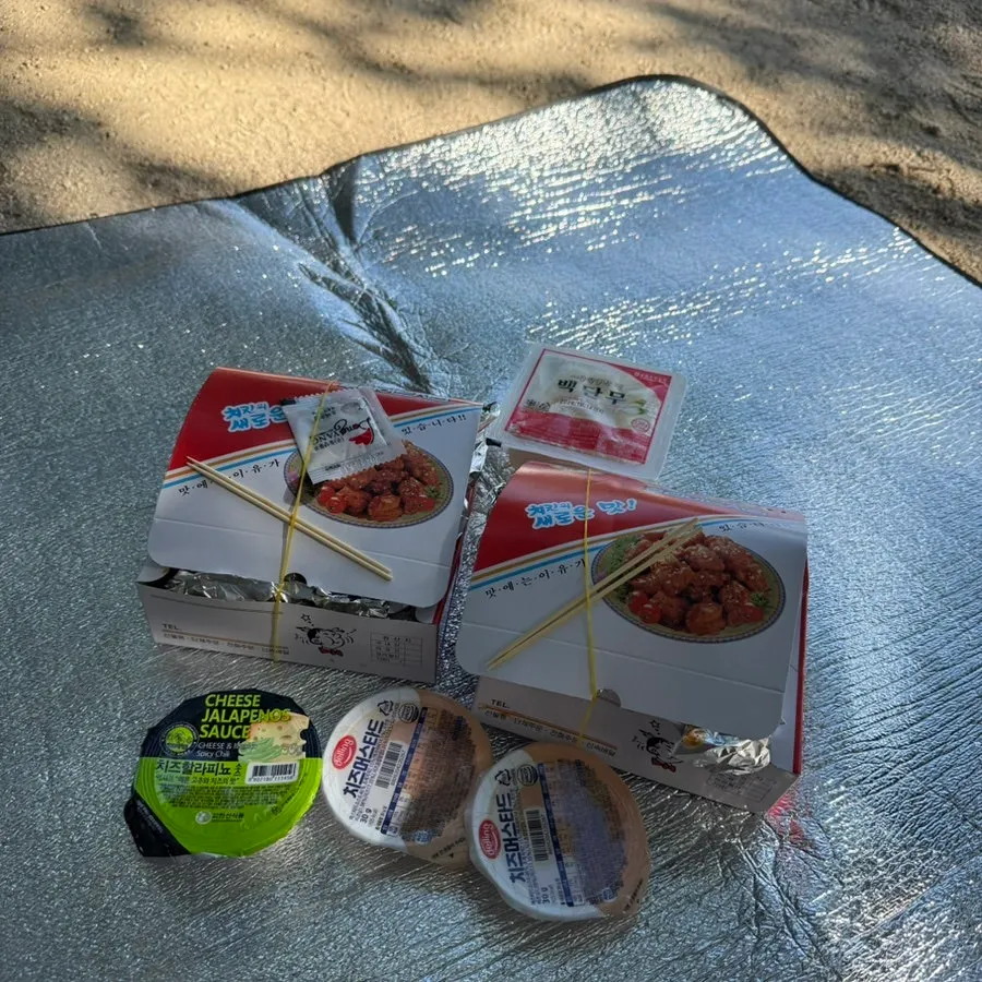 김씨치킨 자양시장점 안쪽 취식 테이블