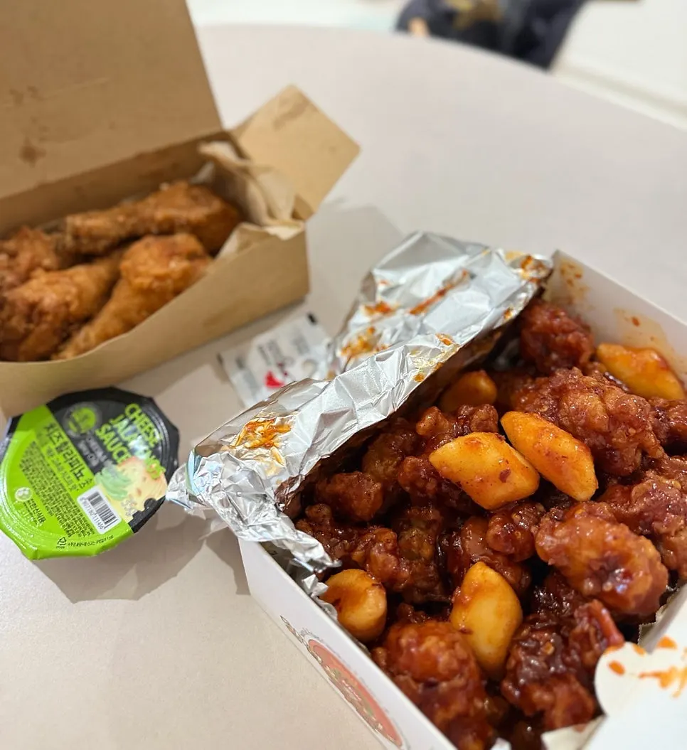 Takeout container of dakgangjeong