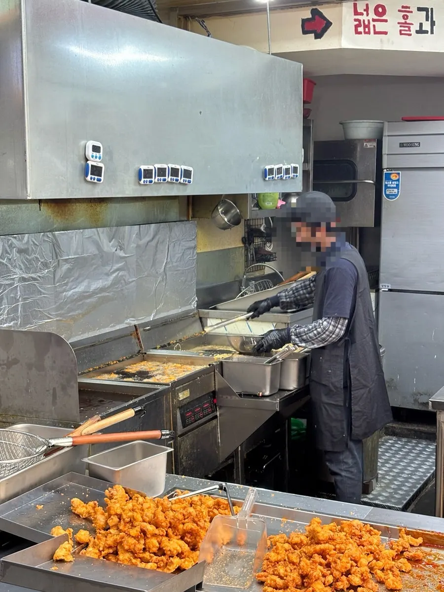 Kitchen at Mr. Kim's Chicken Jayang Market Branch cooking during weekday afternoon