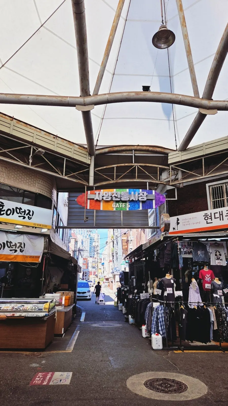 自阳市场通道内的食材陈列