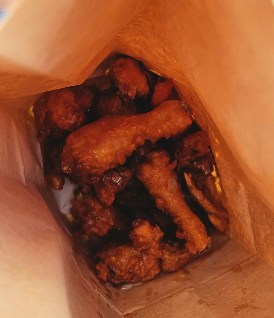 打开包装的带骨原味炸鸡一只