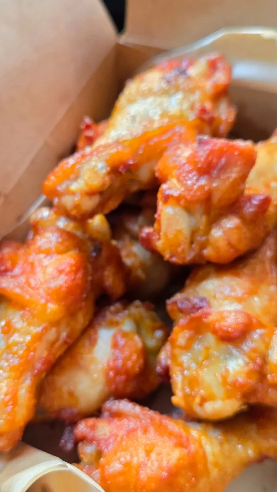 用手拿起的鸡腿