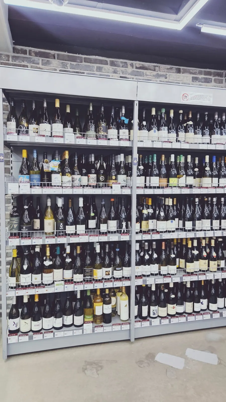 从새마을구판장挑来的白葡萄酒与红葡萄酒