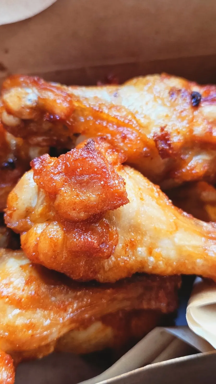 炸鸡与红酒一起摆的餐桌