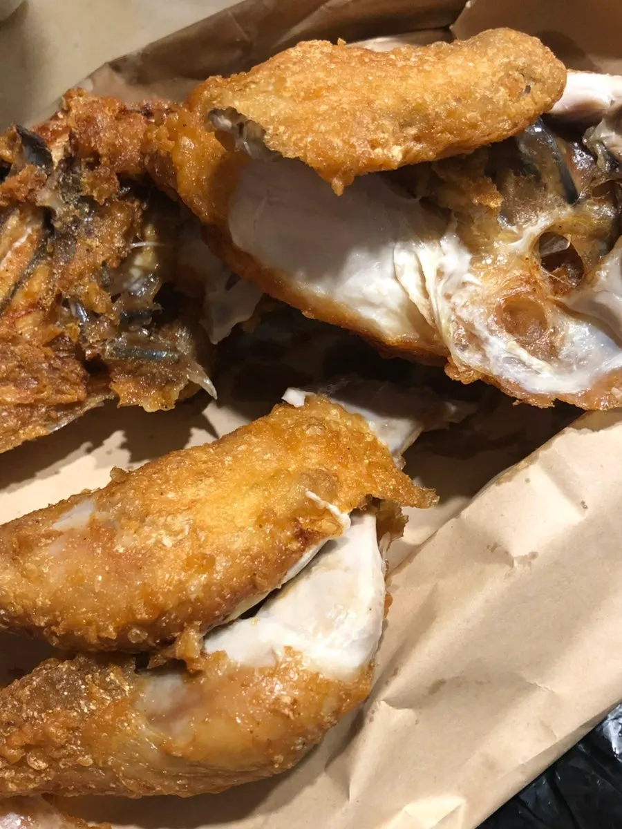 한 입 베어 문 옛날통닭 단면