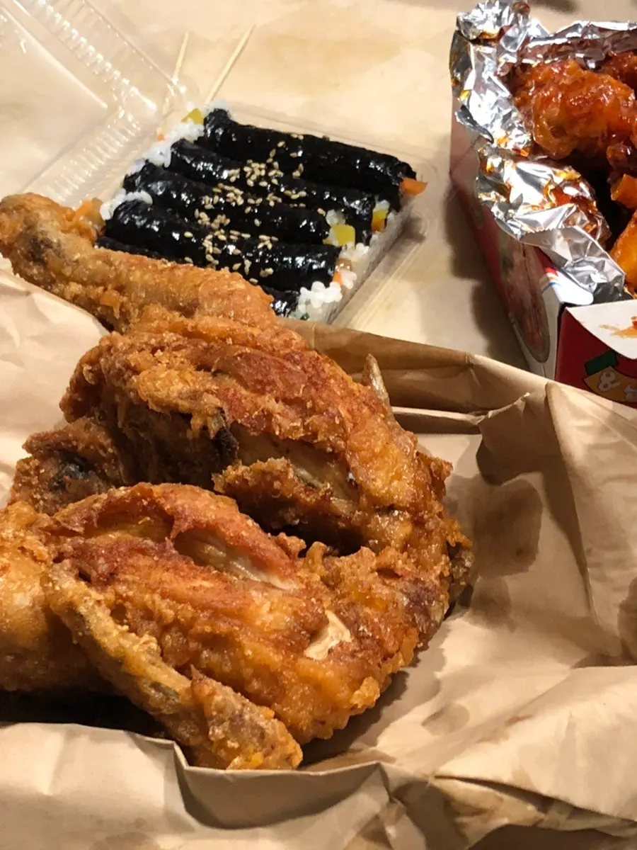 시장에서 사 온 김밥과 함께 차린 치킨상