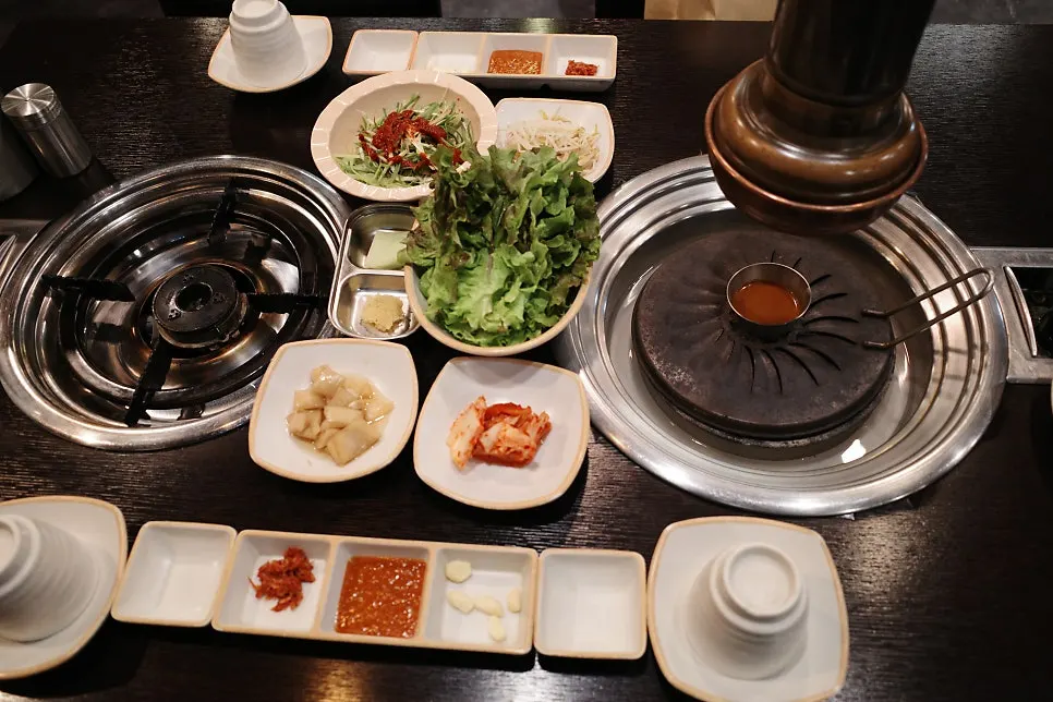 Table setting with side dishes to eat with the meat