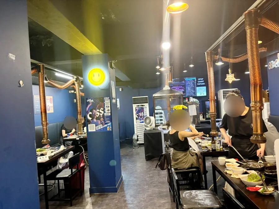 Khung cảnh trước khi vào quán nướng than Donstar