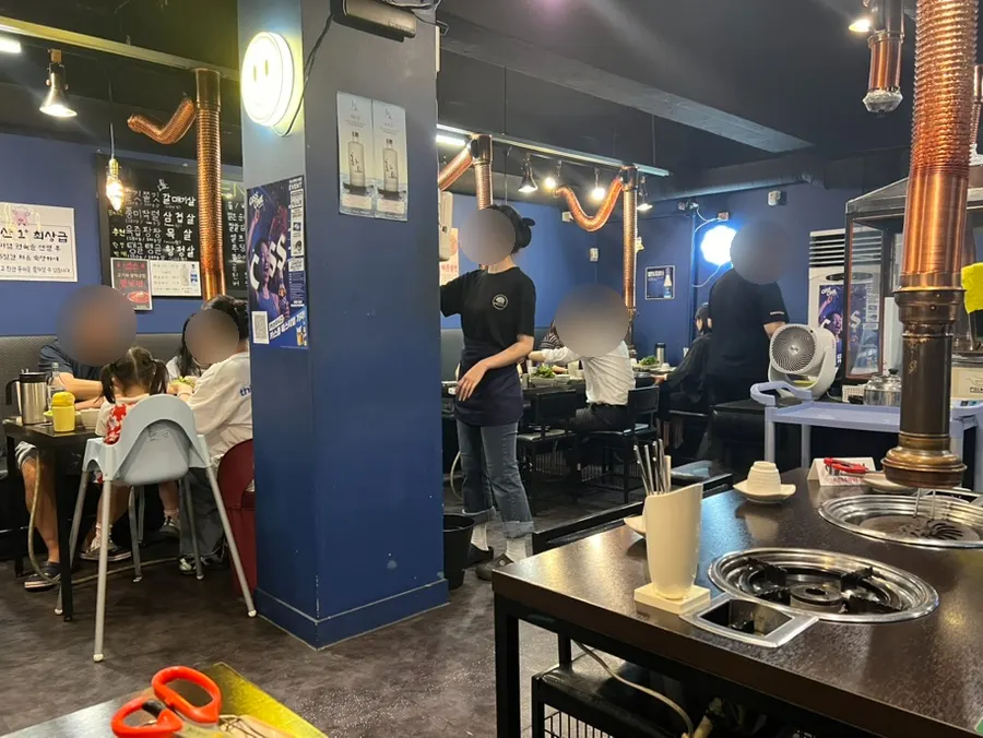 Bên trong Donstar gần kín khách