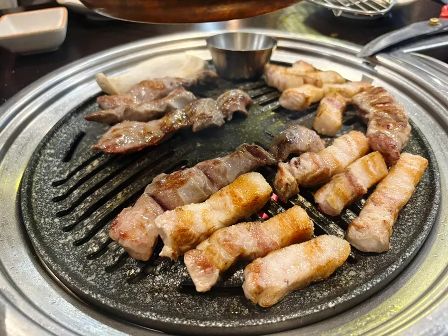Nhân viên nướng thịt trên than