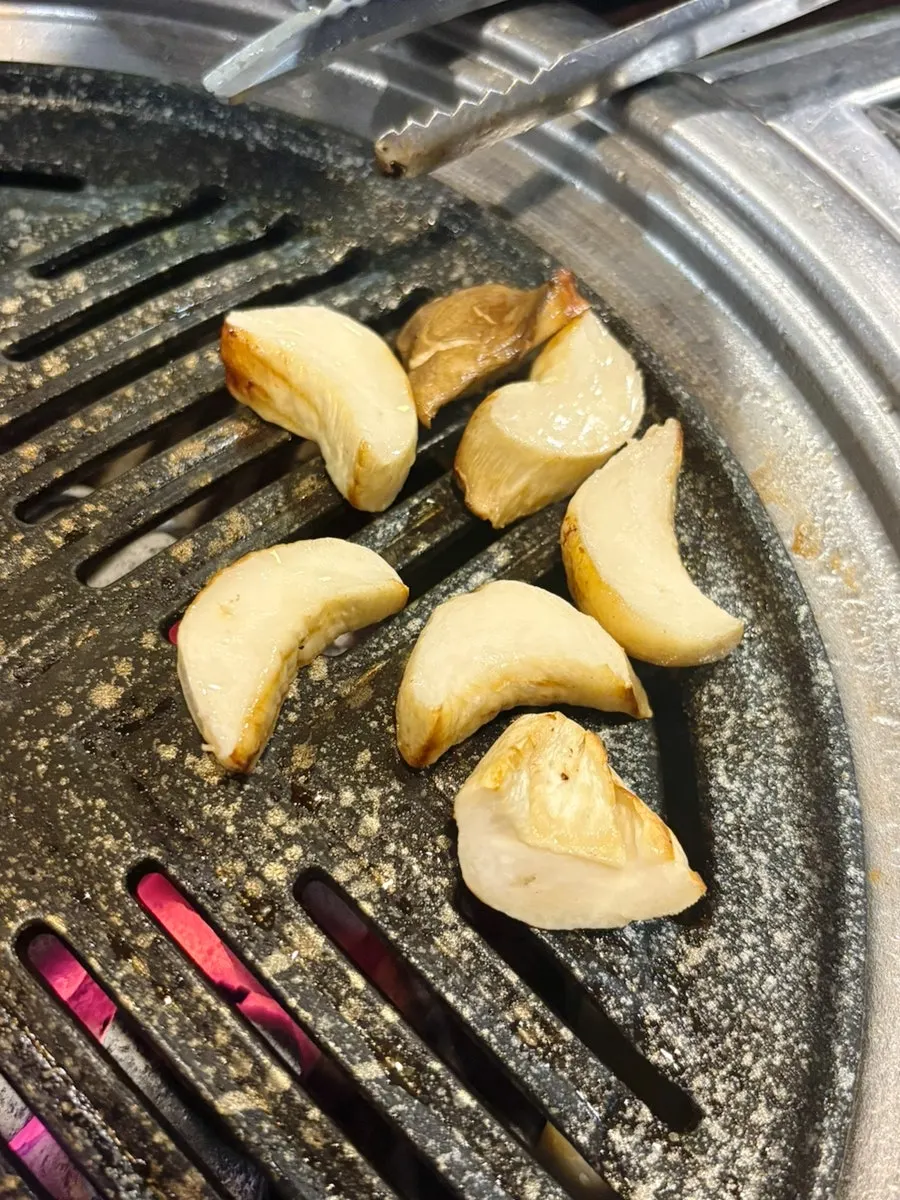 Nhân viên đang nướng thịt heo Hàn Quốc