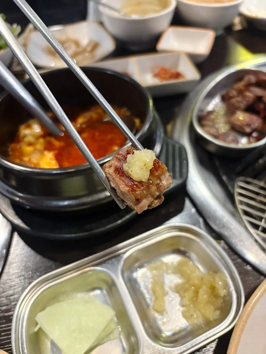 Sundubu-jjigae cay dùng cùng thịt