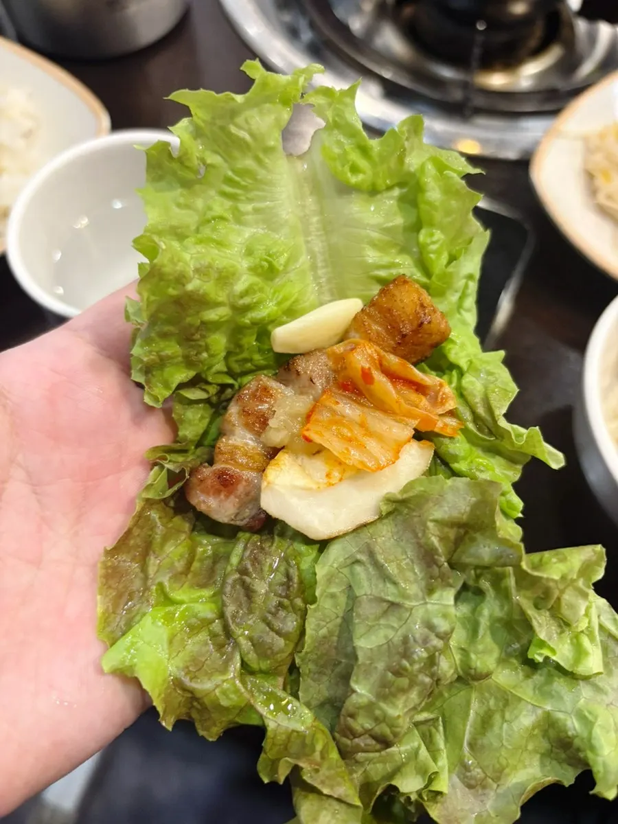 Một bàn thịt heo Hàn Quốc đã nướng chín
