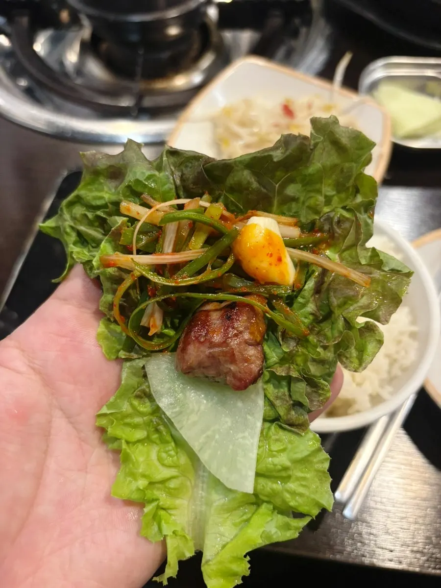 Cuốn thịt kèm dưa muối giá đỗ