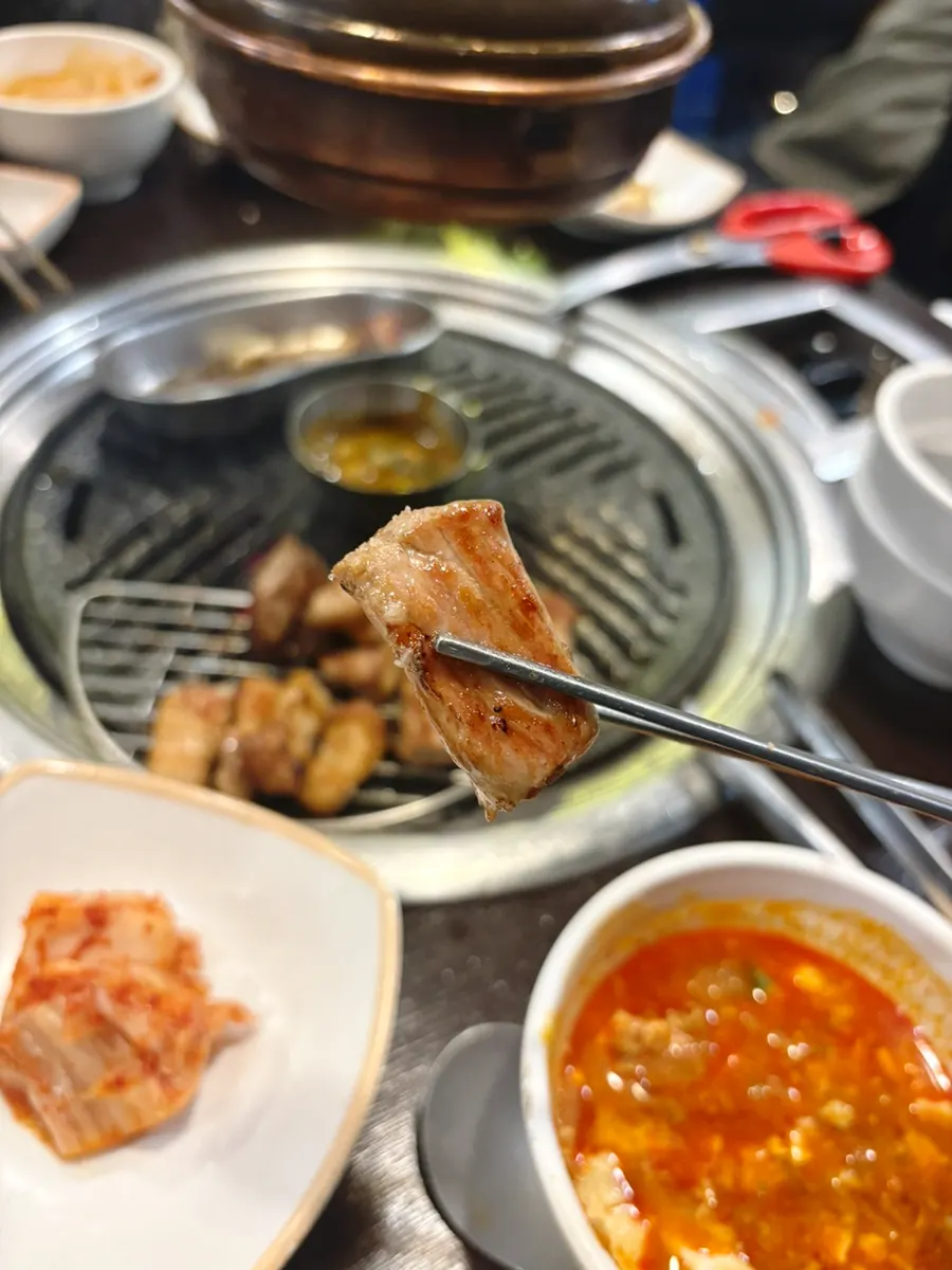 Moksal nướng sơ do nhân viên nướng
