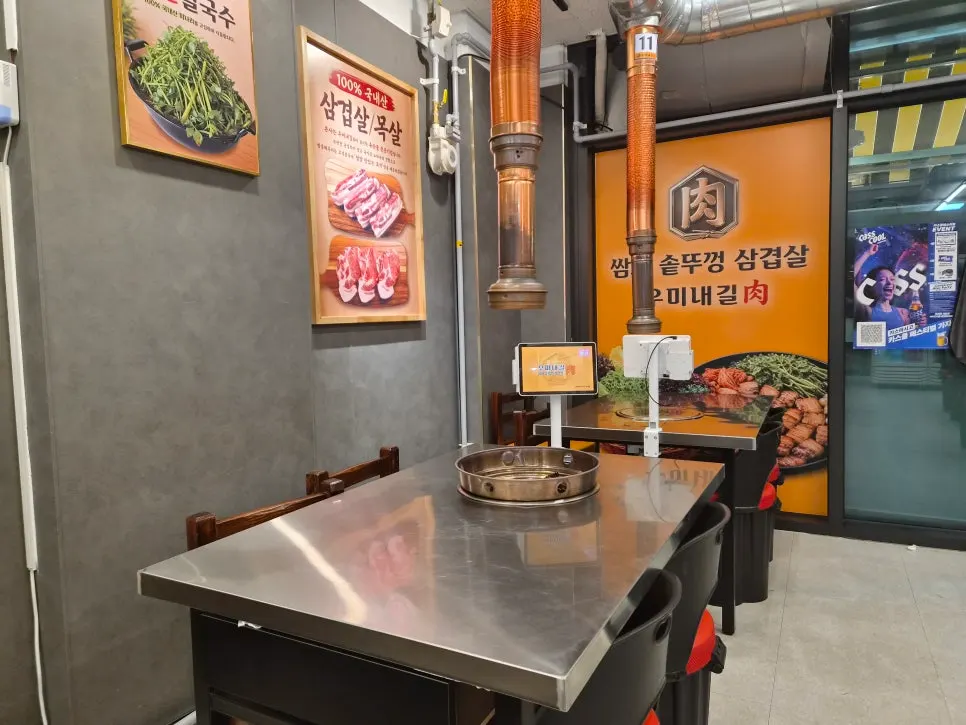Restaurant atmosphere with spacious table spacing